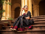 Bengali woman finalizing her Pujo outfit with Ichchhapuron boutique.